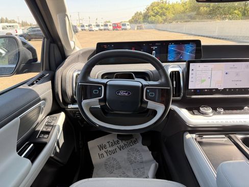 Used 2025 Ford Expedition Platinum w/ Driver's Package AWD/4WD image 18