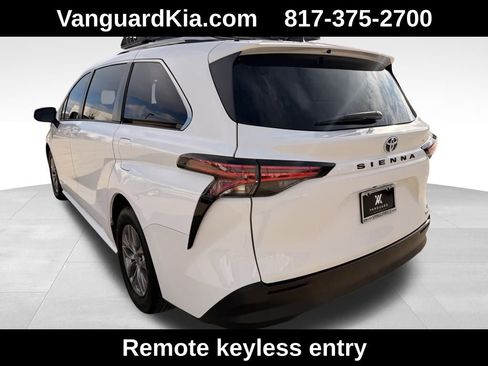 Used 2021 Toyota Sienna LE image 2