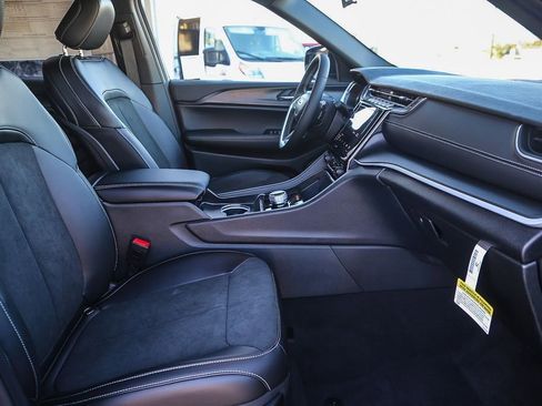 New 2025 Jeep Grand Cherokee L Altitude image 15