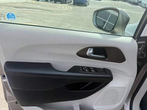 Used 2017 Chrysler Pacifica Touring-L w/ Tire & Wheel Group image 7