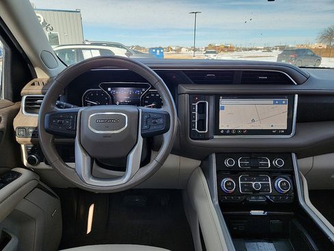 Used 2021 GMC Yukon XL Denali w/ Denali Premium Package image 6