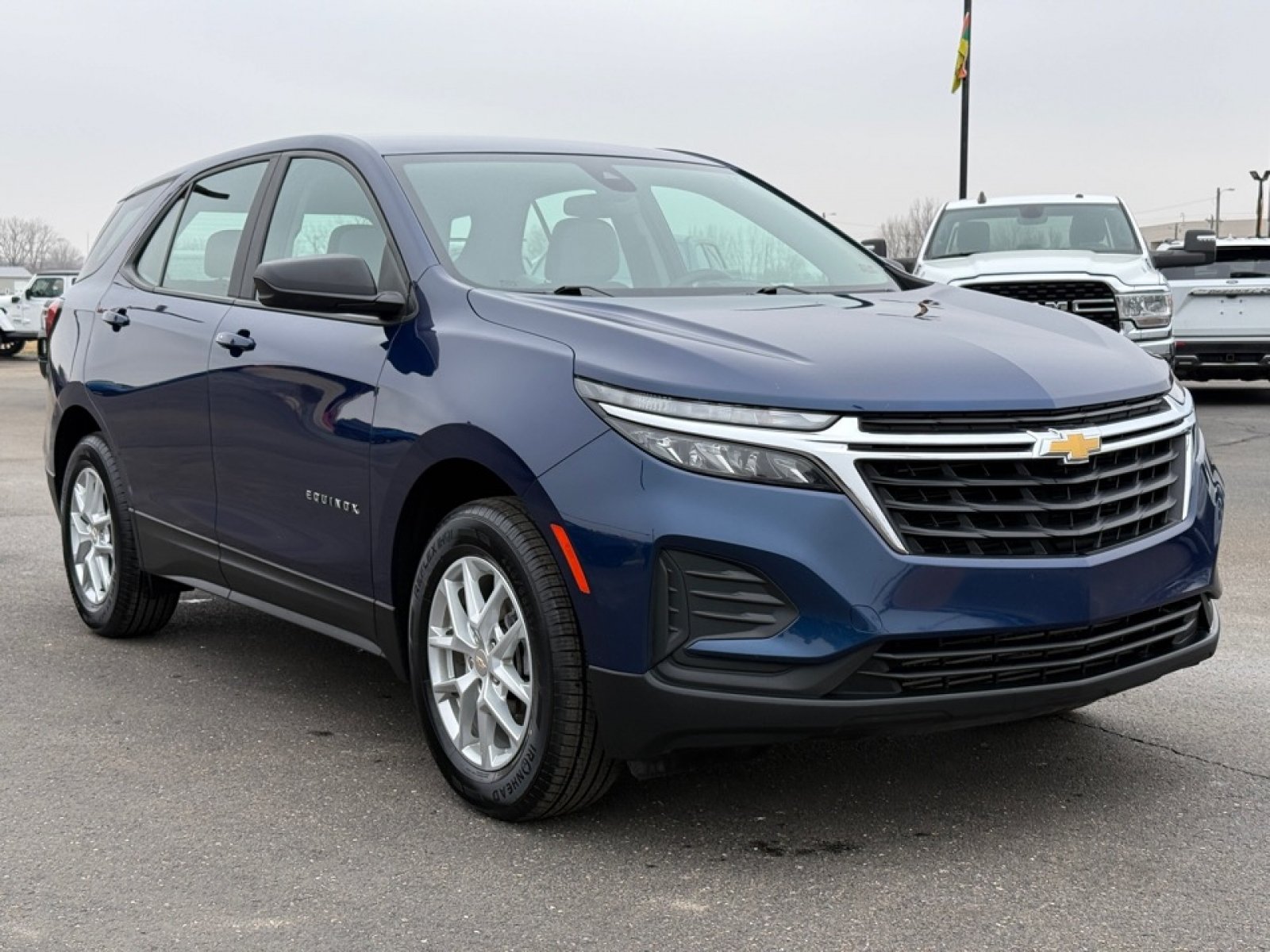 Used 2023 Chevrolet Equinox LS AWD/4WD image 2