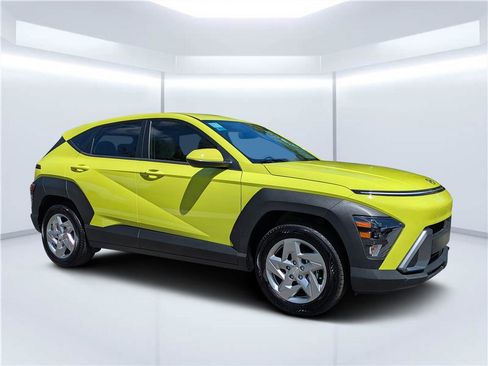 Certified 2025 Hyundai Kona SE FWD image 2