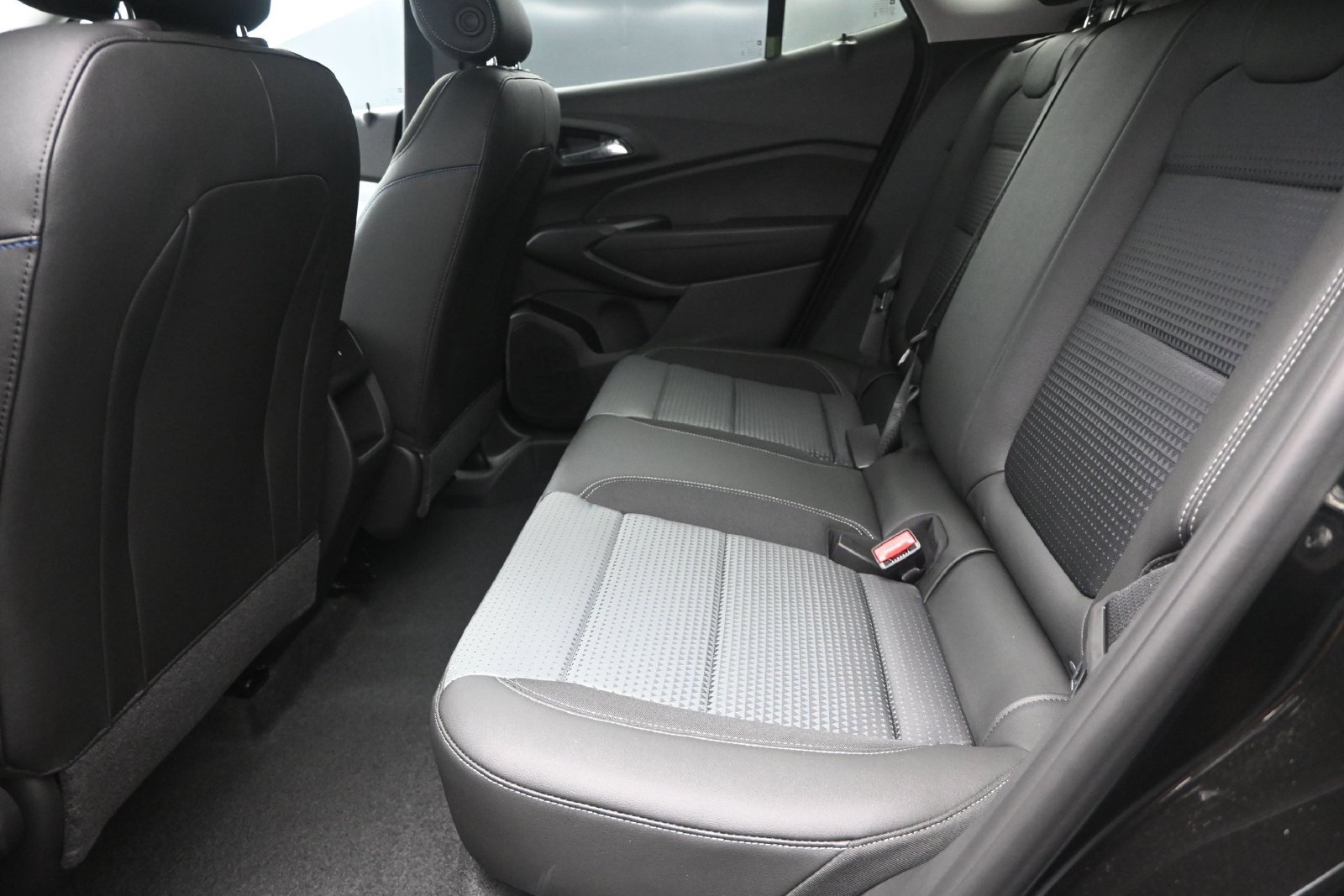 New 2026 Chevrolet Trax LT w/ Midnight Edition FWD image 16