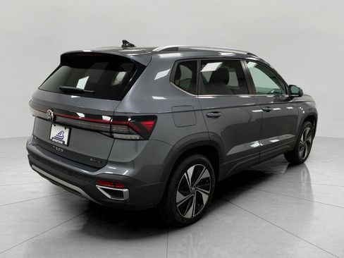 Used 2025 Volkswagen Taos SE AWD/4WD image 4