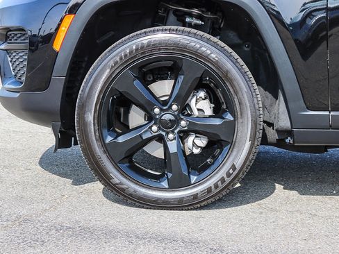 Used 2024 Jeep Grand Cherokee Altitude AWD/4WD image 11