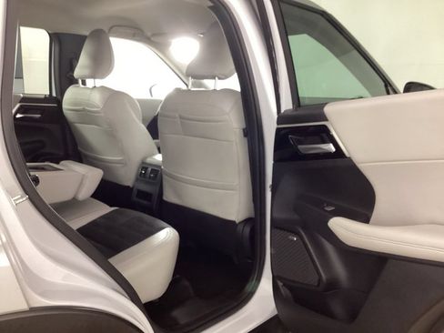 Used 2025 Mitsubishi Outlander SE FWD image 26