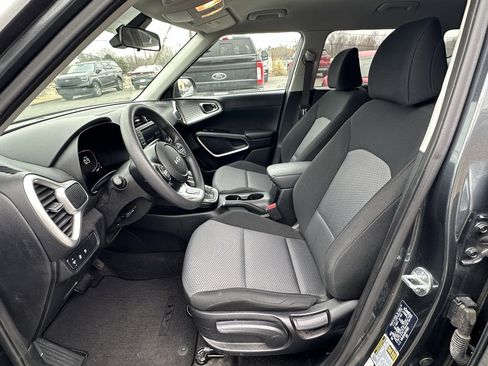 Used 2023 Kia Soul LX w/ LX Technology Package image 11