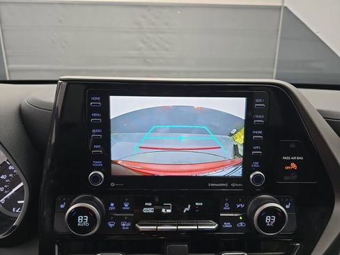 Used 2021 Toyota Highlander XLE image 28