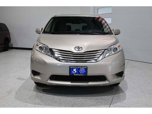 Used 2015 Toyota Sienna LE FWD image 4
