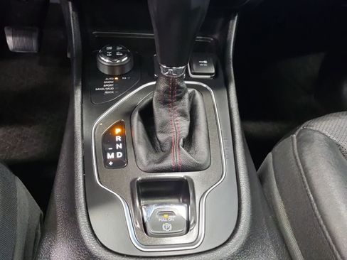 Used 2019 Jeep Cherokee Trailhawk AWD/4WD image 27