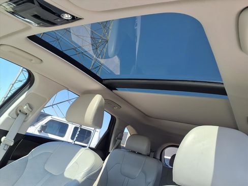 Used 2025 Kia Sorento SX image 5