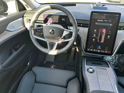 Certified 2025 Volvo EX90 Ultra image 17