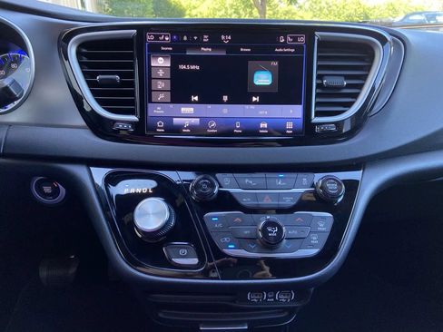Used 2025 Chrysler Pacifica Select FWD image 19