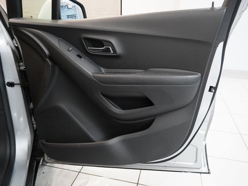 Used 2021 Chevrolet Trax LS image 29