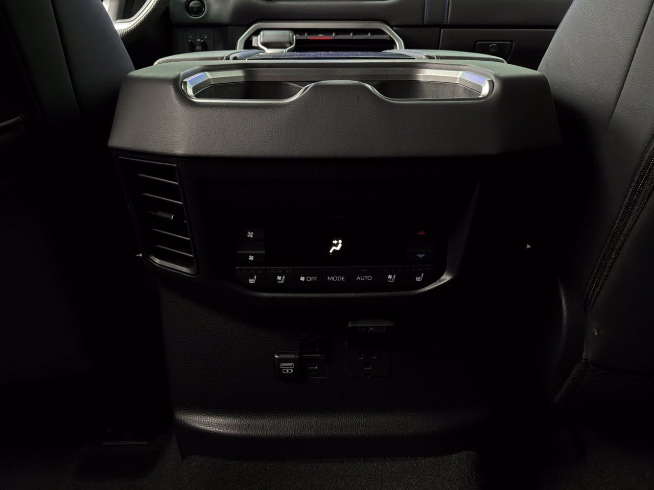 Used 2025 Toyota Sequoia Platinum AWD/4WD image 19