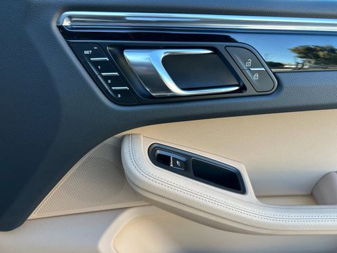 Certified 2025 Porsche Macan image 19