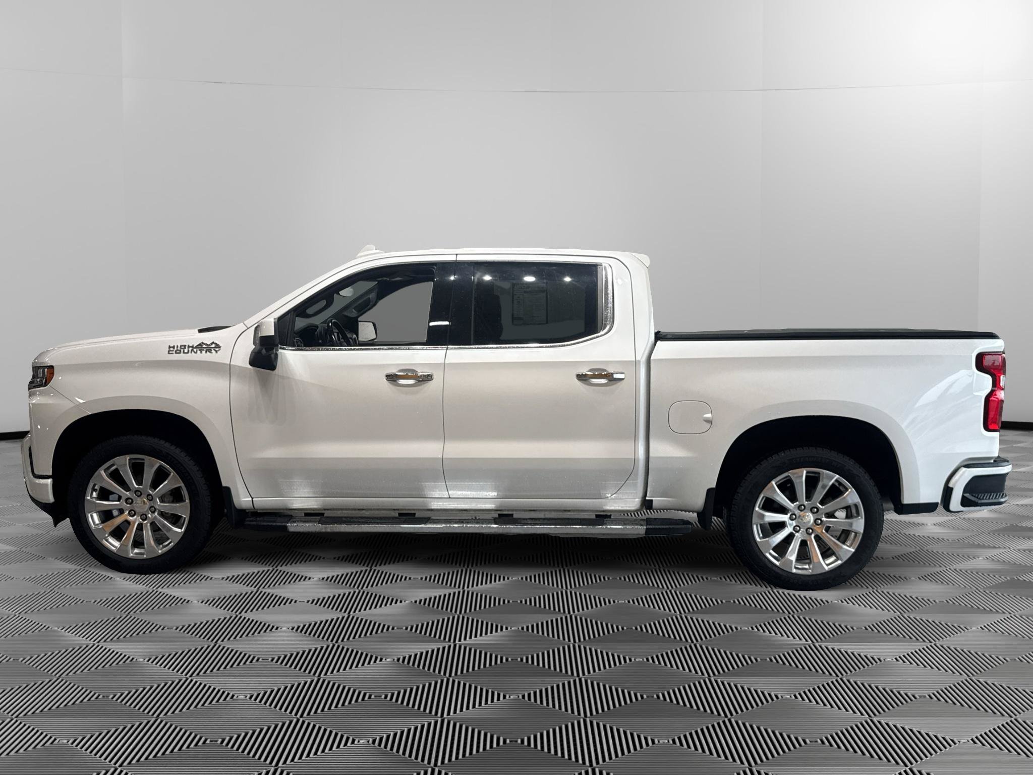 Used 2020 Chevrolet Silverado 1500 High Country w/ Technology Package AWD/4WD image 3