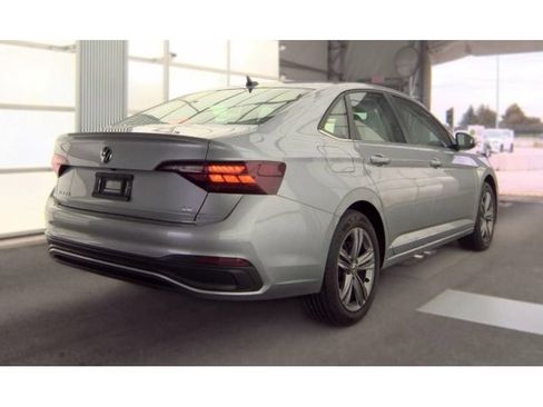 Used 2024 Volkswagen Jetta SE w/ Panoramic Sunroof Package FWD image 3