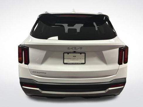 Used 2024 Kia Sorento S w/ Panoramic Sunroof Package FWD image 4