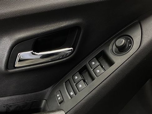 Used 2020 Chevrolet Trax LT FWD image 13