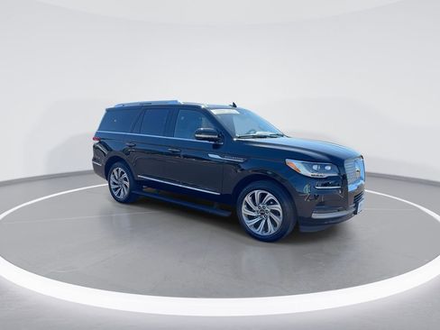 Used 2024 Lincoln Navigator Reserve AWD/4WD image 2