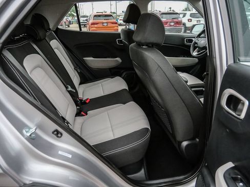 Used 2025 Hyundai Venue SEL FWD image 17