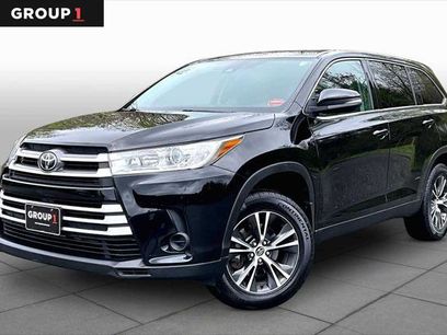Certified 2019 Toyota Highlander LE w/ Carpet Mat Package (TMS)