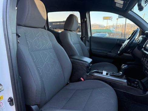 Used 2017 Toyota Tacoma SR5 image 26