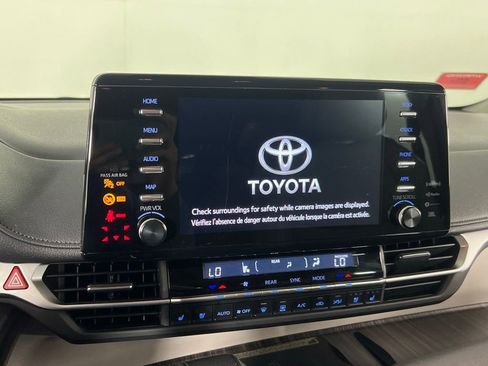 Used 2023 Toyota Sienna Limited image 16