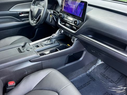 Certified 2025 Toyota Grand Highlander AWD image 18