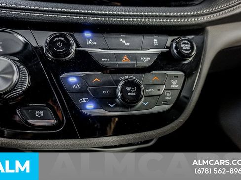 Used 2023 Chrysler Pacifica Touring-L FWD image 41