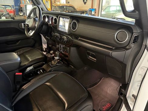 Used 2019 Jeep Wrangler Unlimited Sahara w/ Uconnect 4C Nav & Sound Group AWD/4WD image 13