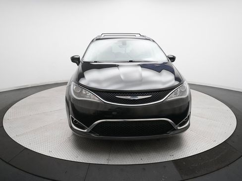 Used 2018 Chrysler Pacifica Touring-L w/ Tire & Wheel Group image 11