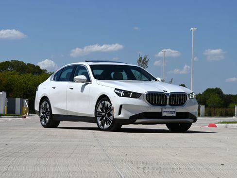 Certified 2024 BMW 530i w/ Premium Package RWD image 2