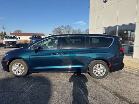 Used 2023 Chrysler Pacifica Touring-L FWD image 7
