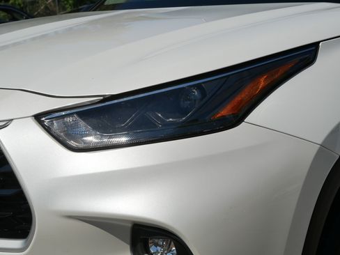 Used 2022 Toyota Highlander XLE AWD/4WD image 16