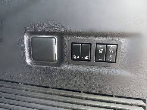 Used 2023 Chevrolet Suburban Premier AWD/4WD image 33