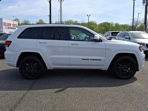 Used 2018 Jeep Grand Cherokee Altitude AWD/4WD image 6