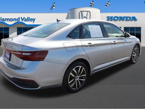 Used 2025 Volkswagen Jetta SE image 6