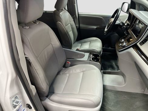 Used 2017 Toyota Sienna XLE AWD/4WD image 29
