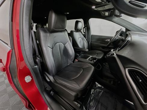Used 2025 Chrysler Pacifica Select FWD image 28