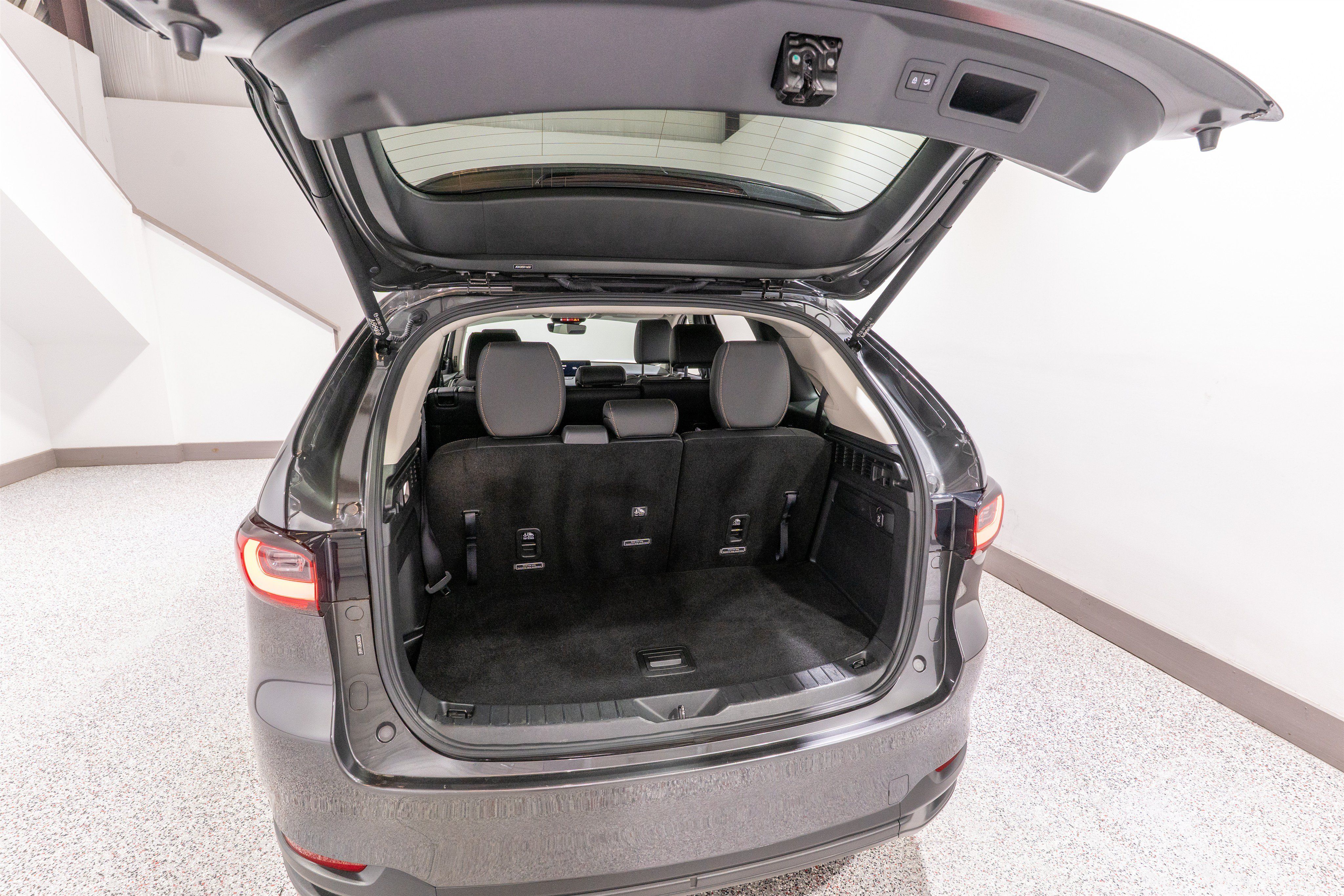 Used 2024 MAZDA CX-90 3.3 Turbo w/ Preferred Plus AWD/4WD image 32