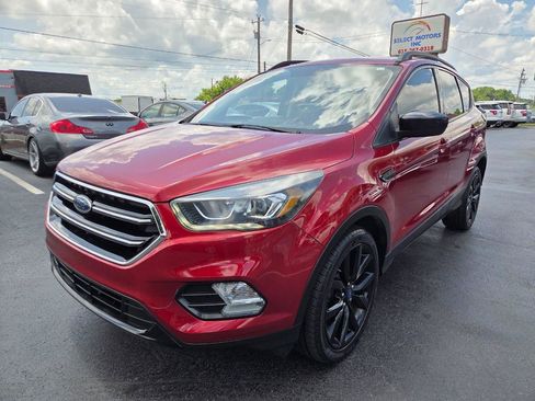 Used 2018 Ford Escape SE w/ SE Sport Appearance Package FWD image 2