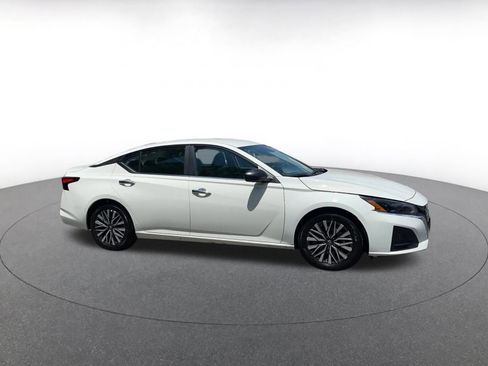 Used 2025 Nissan Altima 2.5 SV FWD image 2