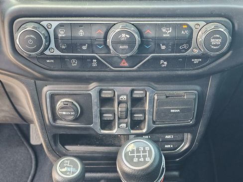 Used 2020 Jeep Wrangler Unlimited Sahara w/ LED Lighting Group AWD/4WD image 28