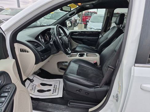 Used 2019 Dodge Grand Caravan SXT image 14