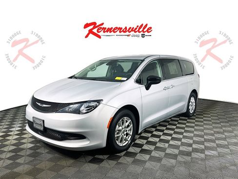 Used 2024 Chrysler Voyager LX image 3