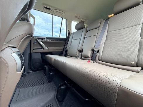 Used 2022 Lexus GX 460 Luxury w/ Accessory Package AWD/4WD image 17