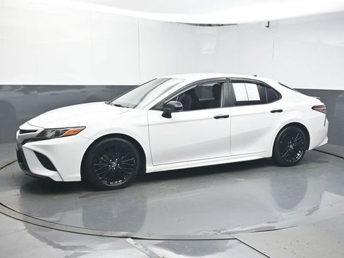 Used 2019 Toyota Camry SE image 4